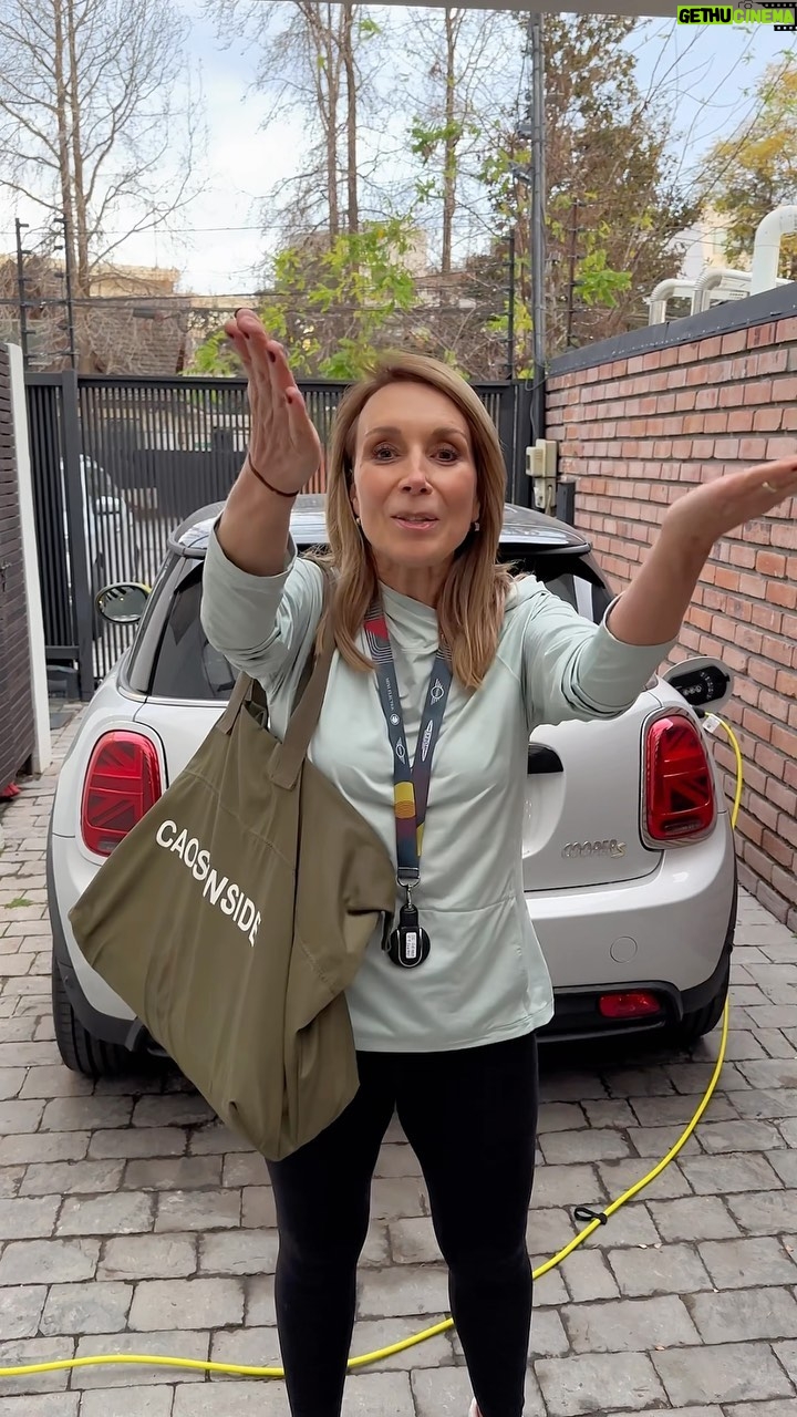 Karen Doggenweiler Instagram - Ya llegando a mi casa en el #MiniElectric de @mini.chile para empezar este fin de semana con lluvia anunciada 🌧️ Les mando a todos un gran abrazo y a tomar los resguardos ante el temporal que se aproxima 🩵
