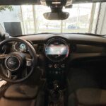 Karen Doggenweiler Instagram - Feliz de sumarme al futuro de la familia @mini.chile quienes me facilitaron por un tiempo su nuevo #MiniCooperSE #Electric, auto 100% eléctrico en este giro del mundo tuerca por la electromovilidad y motorizaciones sustentables ✨ Además que es muy lindo por dentro y por fuera! Muy contenta de ser parte en este nuevo sendero de @mini.chile 🩵 cc: @urbangrupocl