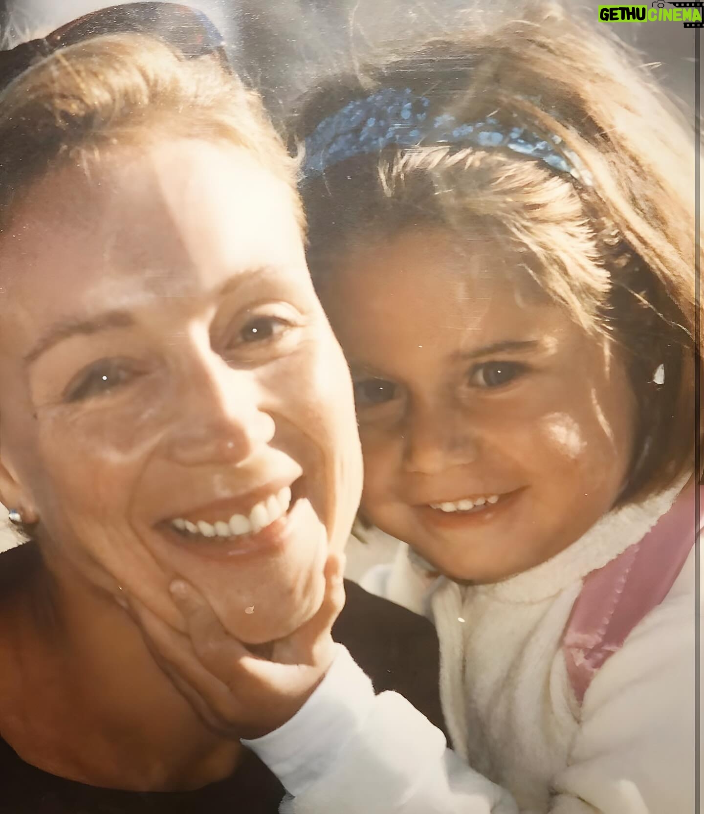 Karen Doggenweiler Instagram - Hoy parte nuestra Nandi @fernandacornejod a vivir su sueño! Que todo salga como quieres mi amor ❤️ Y se fueron nuestras dos niñas 😞 Que sigan volando libres y felices siempre! Las amamos y las apoyaremos siempre! cc: @marcoporchile #Manu