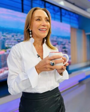 Karen Doggenweiler Instagram - Look de hoy lunes en @muchogustomatinal ✨
::: Blusa @jo.and.fire - Joyas @claf_goldsmith :::