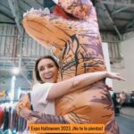 Karen Doggenweiler Instagram - Muy recomendado!! Los invito ir a visitar la #ExpoHalloween2023 donde podrán encontrar más de 1.000 accesorios y disfraces para esta celebración! Ideal para ir junto a toda la familia y vivir la experiencia de entretenidas activaciones instaladas en el lugar! Abierto de Lunes a Domingo hasta el 31 de octubre en el segundo piso del #PortalDeLaDehesa !! 🎃👻 #halloween