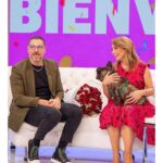 Karen Doggenweiler Instagram - Los animalitos son parte de nuestra vida y de nuestra familia. Cuando se van, nuestro corazón queda destrozado ::: #Duque era parte del @muchogustomatinal… Lo es y lo será siempre. Que perrito más lindo y delicioso. Fue un lindo regalo conocerte y abrazarte, más aún que fuiste el primero en recibirme en el estudio en mi primer día. Buen viaje gordito querido! Fuerza @jananeme, te adoro y te abrazo con todo el amor del mundo y también a todos quienes aman a sus animalitos 💜🐾