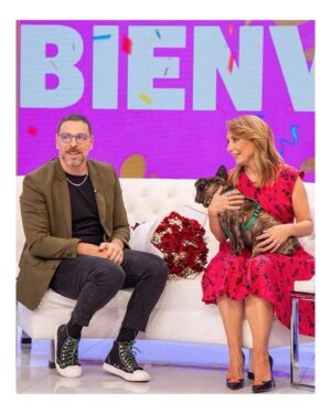 Karen Doggenweiler Instagram - Los animalitos son parte de nuestra vida y de nuestra familia. Cuando se van, nuestro corazón queda destrozado ::: #Duque era parte del @muchogustomatinal… Lo es y lo será siempre. Que perrito más lindo y delicioso. Fue un lindo regalo conocerte y abrazarte, más aún que fuiste el primero en recibirme en el estudio en mi primer día. Buen viaje gordito querido! Fuerza @jananeme, te adoro y te abrazo con todo el amor del mundo y también a todos quienes aman a sus animalitos 💜🐾