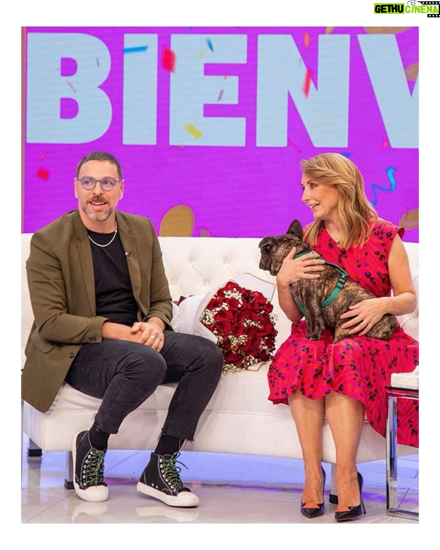 Karen Doggenweiler - 16.9K Likes - Los animalitos son parte de nuestra vida y de nuestra familia. Cuando se van, nuestro corazón queda destrozado ::: #Duque era parte del @muchogustomatinal… Lo es y lo será siempre. Que perrito más lindo y delicioso. Fue un lindo regalo conocerte y abrazarte, más aún que fuiste el primero en recibirme en el estudio en mi primer día. Buen viaje gordito querido! Fuerza @jananeme, te adoro y te abrazo con todo el amor del mundo y también a todos quienes aman a sus animalitos 💜🐾
