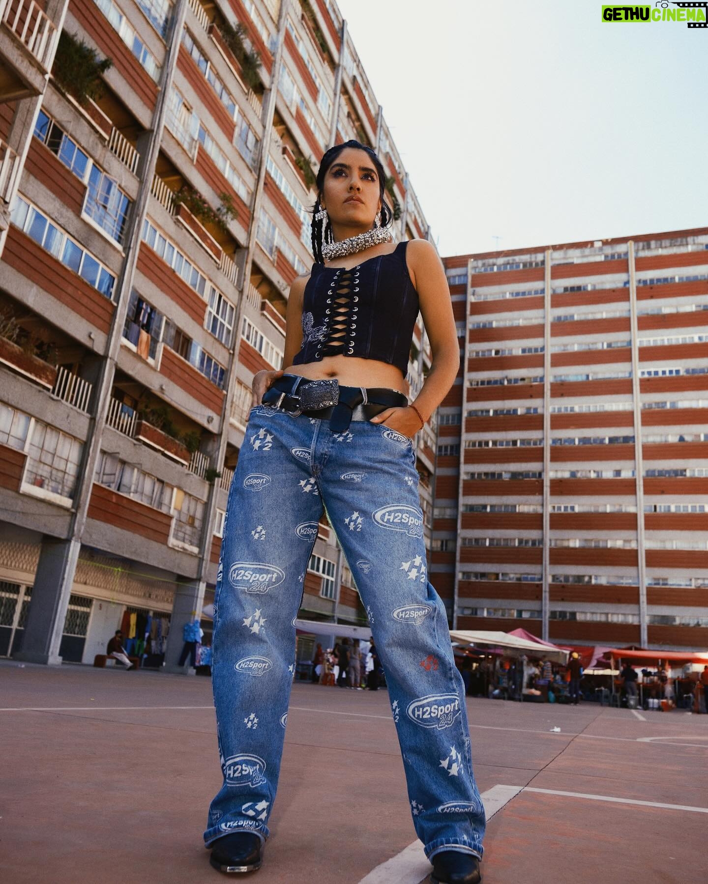 Karen Polinesia Instagram - La dualidad me ha llevado a mantenerme en equilibrio constante… a balancearme de acuerdo a lo que se establece y así poder fluir con mayor plenitud. 💫 Sintiéndome cada vez más cerca de mi verdad y mi corazón 🤍 @hm @heron #publicidad