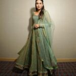 Karisma Kapoor Instagram – Summer days 💚🌼💚

@kalyanjewellers_official
