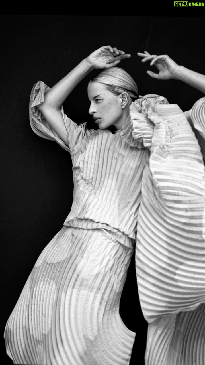 Karolína Kurková Instagram - Exciting things ahead... @lorraine_antonetti @fordmodels