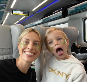 Karolína Kurková Instagram - Guess where we're headed?? #springbreak #mostmagicalplaceonearth