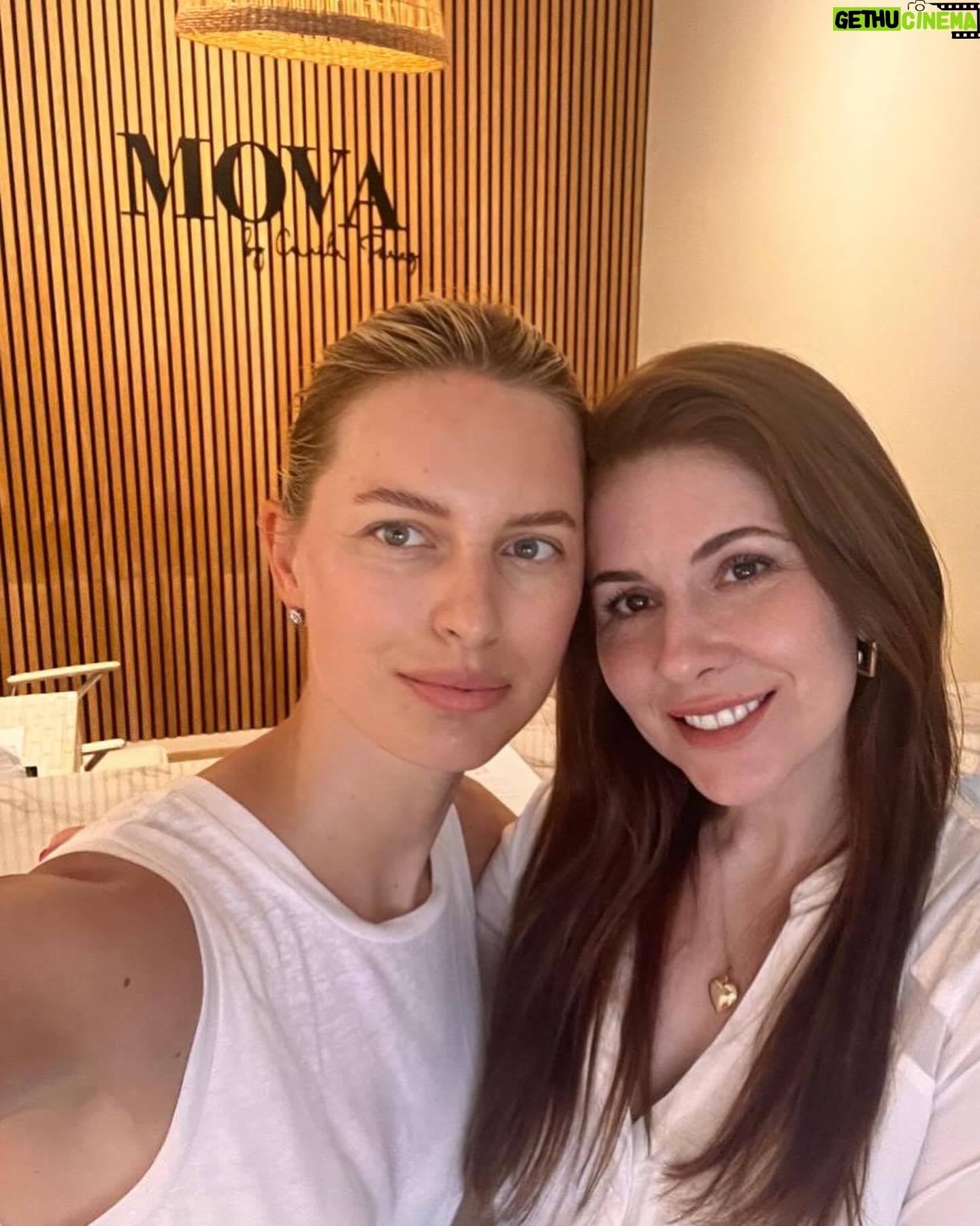 Karolína Kurková Instagram - Carving out self care as a mom is hard to do but so important and well worth it. Lymphatic drainage with @movabycamilaperez was incredible. The lymphatic system is responsible for filtering harmful materials (e.g. pathogens, cancer cells, cellular debris) from the body, as well as producing lymphocytes that enhance our immune system. 🫶🏻 #selfcare #momlife