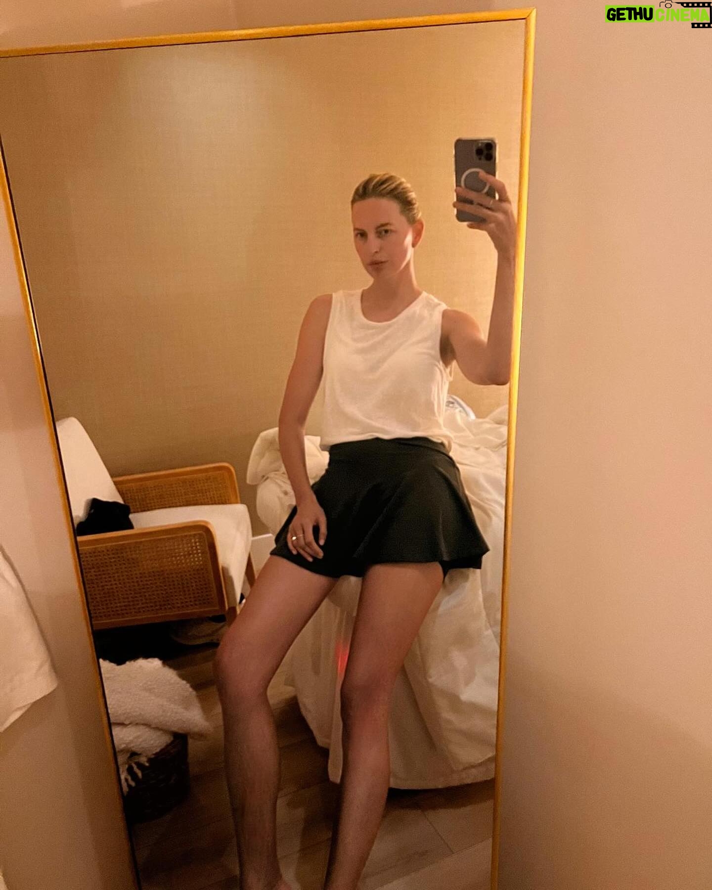 Karolína Kurková Instagram - Carving out self care as a mom is hard to do but so important and well worth it. Lymphatic drainage with @movabycamilaperez was incredible. The lymphatic system is responsible for filtering harmful materials (e.g. pathogens, cancer cells, cellular debris) from the body, as well as producing lymphocytes that enhance our immune system. 🫶🏻 #selfcare #momlife