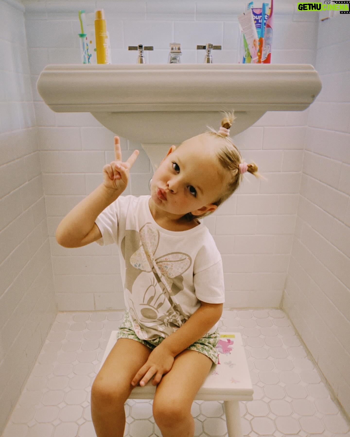 Karolína Kurková Instagram - Little bitty mini LunaGrace💗✌🏼😁 📷 @mirvillestudios