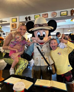 Karolína Kurková Instagram - Most Magical Place on Earth! 🩵✨"If you can dream it, you can do it." - Walt Disney #bippidiboppidiboo #springbreak #disneyworld #memories 

A big thank you to @madeover.travels for helping us plan and have the best time at Disneyworld!