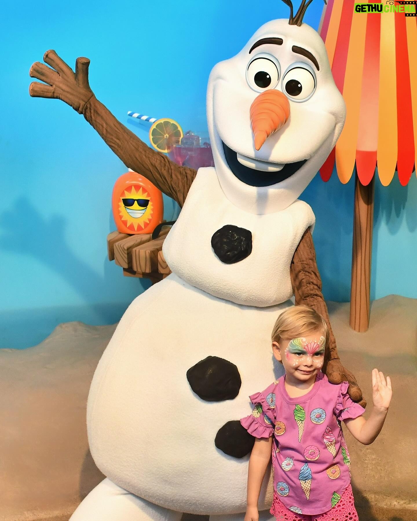Karolína Kurková - 4.8K Likes - Most Magical Place on Earth! 🩵✨"If you can dream it, you can do it." - Walt Disney #bippidiboppidiboo #springbreak #disneyworld #memories
A big thank you to @madeover.travels for helping us plan and have the best time at Disneyworld!