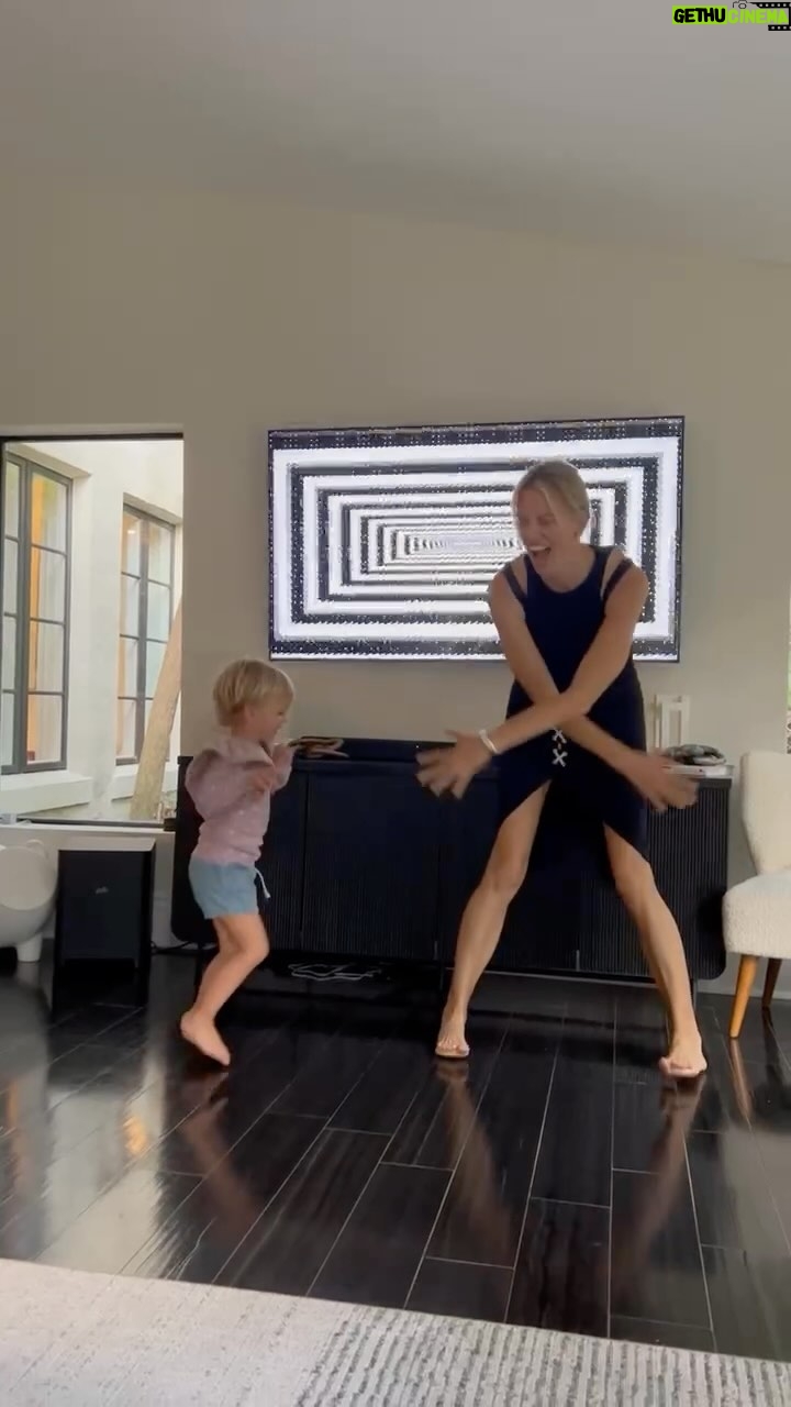 Karolína Kurková Instagram - This is how we blow off steam after a long day:) #danceparty #funmom #girlstime