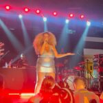 Karol Conká Instagram - Ontem fui prestigiar o show de estreia do EP Bem Longe Do Fim, da nossa musa @tassiareis_ no @sescbomretiro. Foi uma delíciaa, o show tá maravilhoso do começo ao fim. ❤️🙌🏾✨