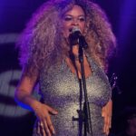 Karol Conká Instagram - Ontem fui prestigiar o show de estreia do EP Bem Longe Do Fim, da nossa musa @tassiareis_ no @sescbomretiro. Foi uma delíciaa, o show tá maravilhoso do começo ao fim. ❤️🙌🏾✨