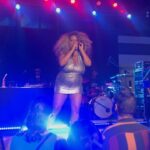 Karol Conká Instagram - Ontem fui prestigiar o show de estreia do EP Bem Longe Do Fim, da nossa musa @tassiareis_ no @sescbomretiro. Foi uma delíciaa, o show tá maravilhoso do começo ao fim. ❤️🙌🏾✨