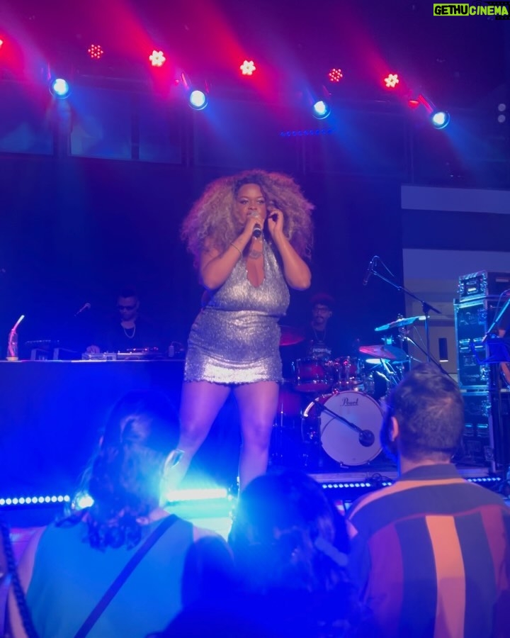 Karol Conká Instagram - Ontem fui prestigiar o show de estreia do EP Bem Longe Do Fim, da nossa musa @tassiareis_ no @sescbomretiro. Foi uma delíciaa, o show tá maravilhoso do começo ao fim. ❤️🙌🏾✨