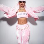 Karol Conká Instagram - Uma Mamacita sempre vai reconhecer outra! Te amo Missy ❤️ #CarnavalConká #Negonas2000 Foto @gudelgado Styling @dariomittmann
