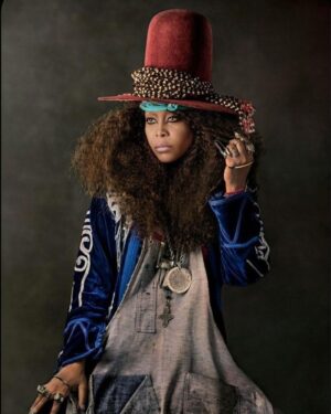 Karol Conká Instagram - O céu é roxo, a grama azul
Os pássaros cantam Erykah Badu
#CarnavalConká #Negonas2000 

Foto @gudelgado 
Styling @dariomittmann 
Hair @lee.evangelistta