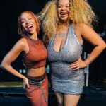 Karol Conká Instagram - Ontem fui prestigiar o show de estreia do EP Bem Longe Do Fim, da nossa musa @tassiareis_ no @sescbomretiro. Foi uma delíciaa, o show tá maravilhoso do começo ao fim. ❤️🙌🏾✨