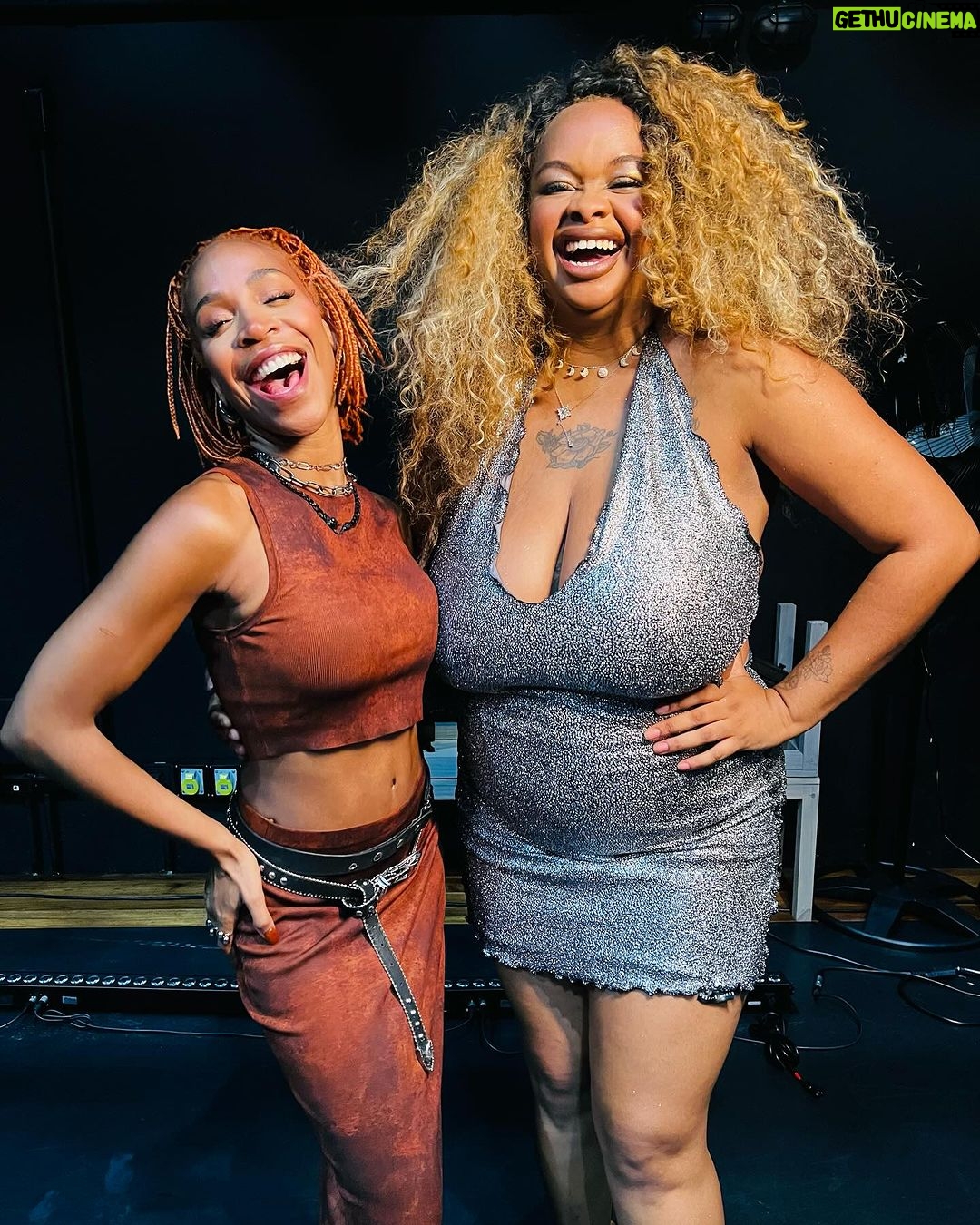 Karol Conká Instagram - Ontem fui prestigiar o show de estreia do EP Bem Longe Do Fim, da nossa musa @tassiareis_ no @sescbomretiro. Foi uma delíciaa, o show tá maravilhoso do começo ao fim. ❤️🙌🏾✨