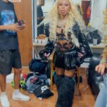 Karol Conká Instagram – Há 14 anos a nossa princesa @mcsoffia assistia o meu show no @sescpompeia, ela tinha apenas 5 anos. Chegou no meu camarim e, com os olhinhos brilhando, me disse que queria ser artista e cantar RAP. 
Criamos uma conexão muito linda ao longo dos anos e tive o prazer de participar do seu show, na quinta-feira (11/01), no mesmo palco que ela me admirava quando criança. Foi muito emocionante.🥹
Hj sou eu que chego no camarim dela com olhos brilhando de tanta admiração.
Muito obrigada Soffiaaa, amo a sua existência e desejo muita proteção e que vc continue com a sua carreira bem bonitaaaa! ❤️