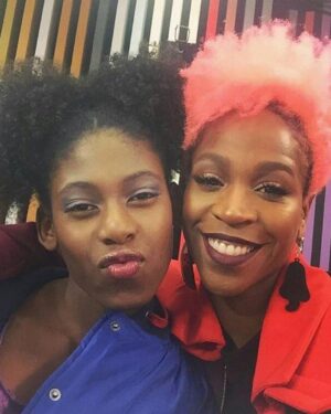 Karol Conká Instagram - Há 14 anos a nossa princesa @mcsoffia assistia o meu show no @sescpompeia, ela tinha apenas 5 anos. Chegou no meu camarim e, com os olhinhos brilhando, me disse que queria ser artista e cantar RAP. 
Criamos uma conexão muito linda ao longo dos anos e tive o prazer de participar do seu show, na quinta-feira (11/01), no mesmo palco que ela me admirava quando criança. Foi muito emocionante.🥹
Hj sou eu que chego no camarim dela com olhos brilhando de tanta admiração.
Muito obrigada Soffiaaa, amo a sua existência e desejo muita proteção e que vc continue com a sua carreira bem bonitaaaa! ❤️