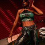 Karol Conká Instagram - To aqui cheia de fôlego acompanhando a repercussão do lançamento de NEGONA feat @tashaokereke e @tracieokereke (produzida por @rafadiasdays e clipe dirigido por @aishambikila). To amando ver as mensagens de vcs, já aproveitem o embalo e compartilhem com geral. O link tá na bio. Muito obrigadaaa! ❤️
