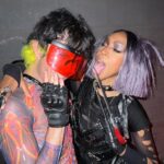 Karol Conká Instagram – Aquele TBT góticoan do dia que fomos no Halloween da @pabllovittar. 🎃
Minha fantasia foi inspirada no Edward Mãos de Tesoura kkkkkk. 
O @dariomittmann sempre arrasa nos looks.