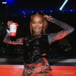 Karol Conká Instagram – A BRABA @karolconka tá botando pra ferver🔥 no show #BudComTheWeeknd mostrando pra geral que sabe aproveitar um rolê🤘🏾🧊Com uma #Bud gelada na mão, a cerveja oficial da turnê do #TheWeeknd 🇧🇷, ela curte o rolezão pra valer. Se liga no brilho da nossa mamacita ✨💫

#BebaComModeração
