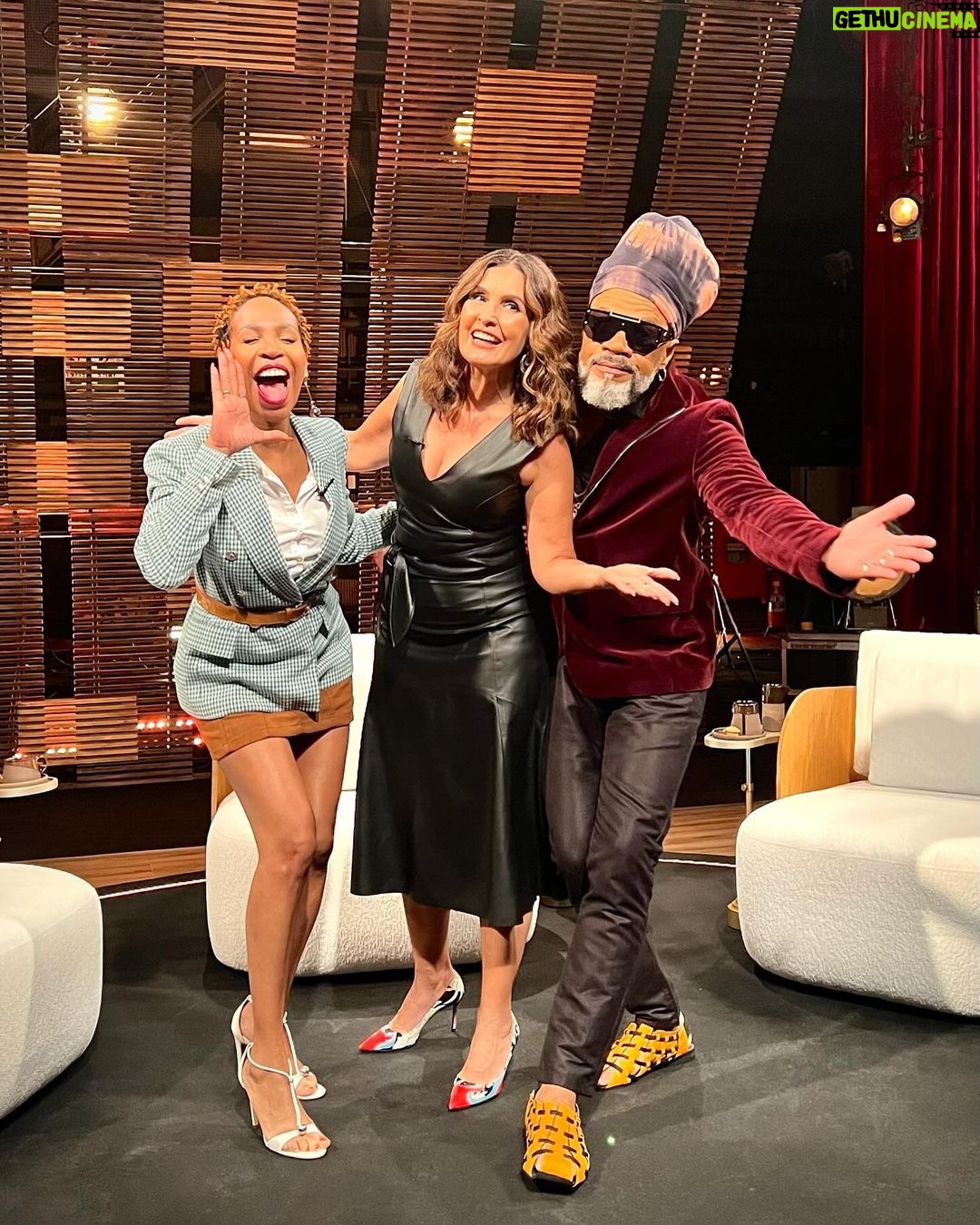 Karol Conká Instagram - Um tbt delicioso do dia que fui gravar o novo programa da @fatimabernardes (Assim Como A Gente) que foi ao ar recentemente no @gnt. Eu adorei o bate papo junto com o mestre @carlinhosbrown, foi divertido e terapêutico. ❤️