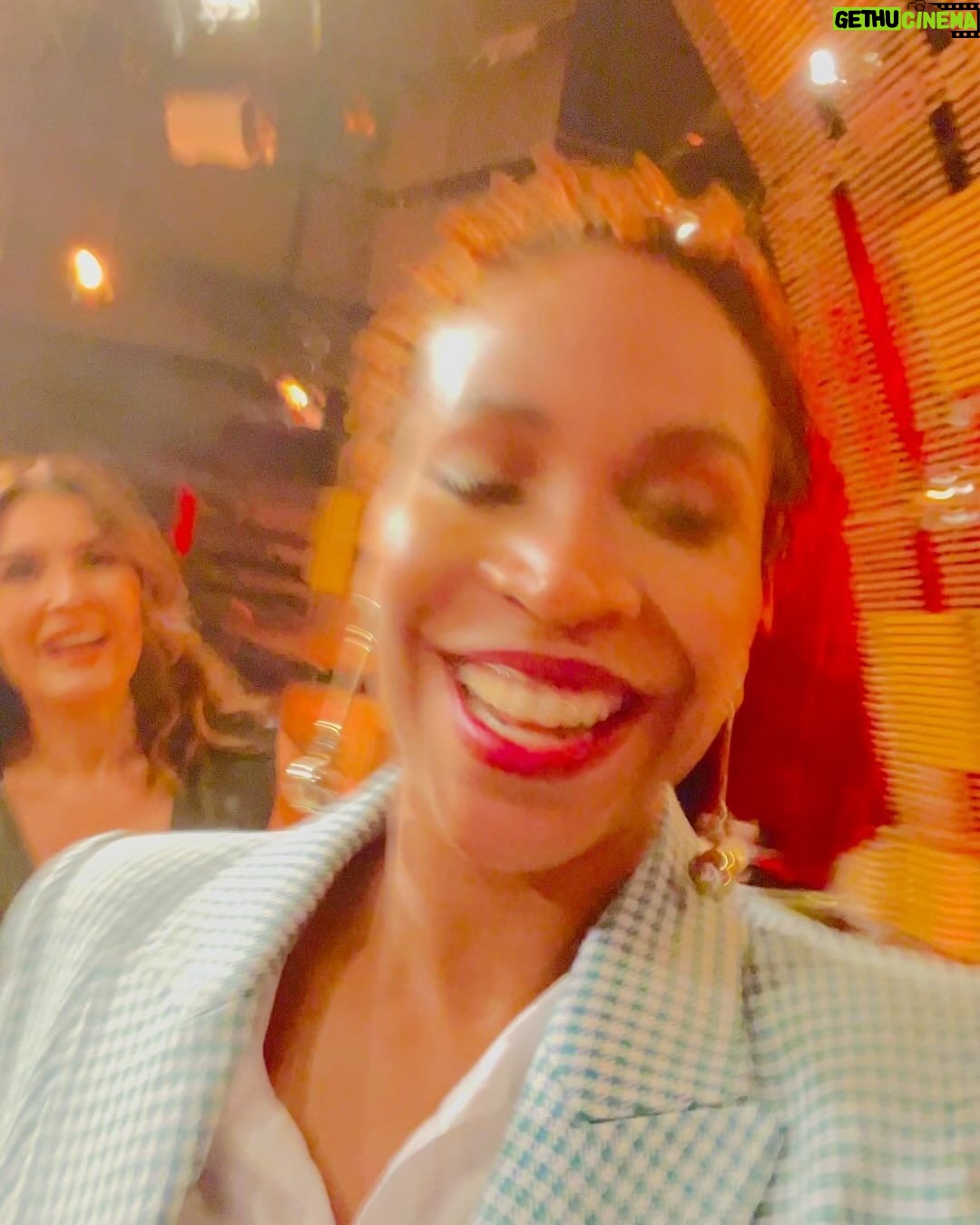 Karol Conká Instagram - Um tbt delicioso do dia que fui gravar o novo programa da @fatimabernardes (Assim Como A Gente) que foi ao ar recentemente no @gnt. Eu adorei o bate papo junto com o mestre @carlinhosbrown, foi divertido e terapêutico. ❤️