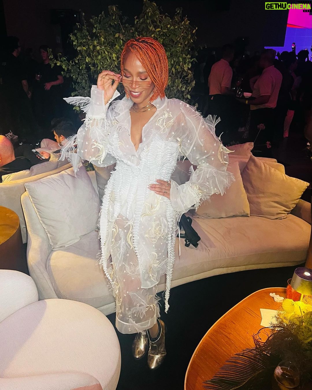 Karol Conká Instagram - Ontem fui curtir a festa do @spotifybrasil, encontrei minhas amigas, paquerei bastante, dancei muito e preguei a palavra de Negona pra todo mundo que vinha falar comigo. Bum!