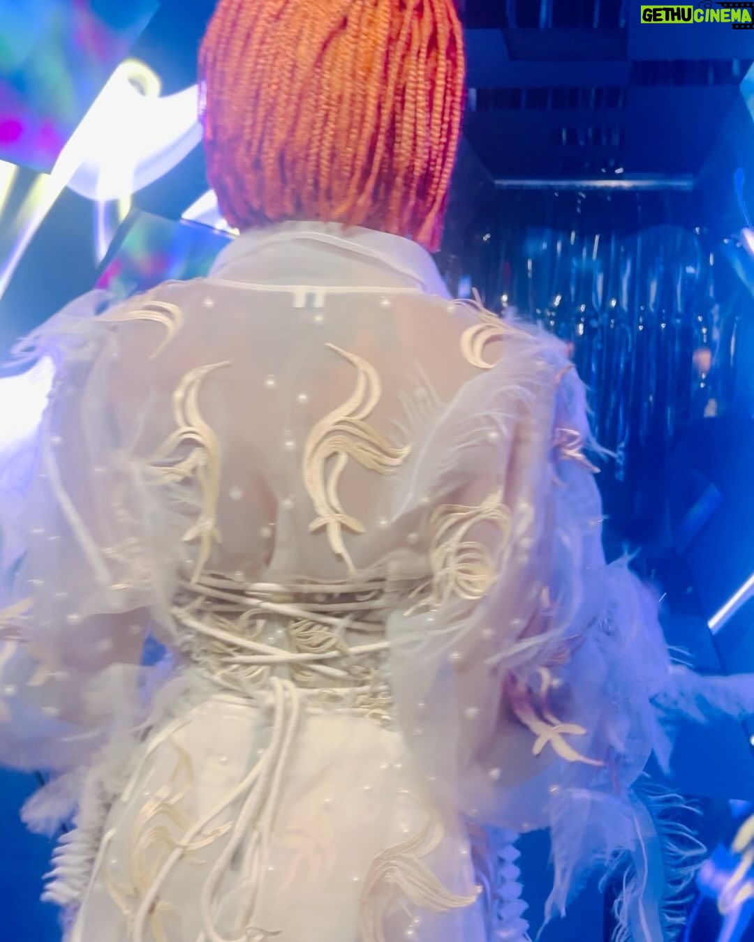 Karol Conká Instagram - Ontem fui curtir a festa do @spotifybrasil, encontrei minhas amigas, paquerei bastante, dancei muito e preguei a palavra de Negona pra todo mundo que vinha falar comigo. Bum!