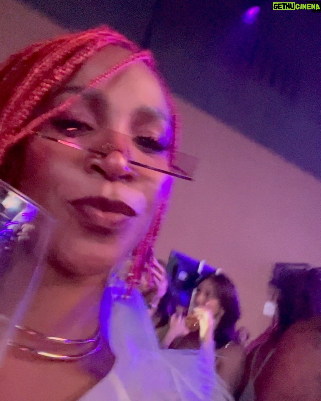 Karol Conká Instagram - Ontem fui curtir a festa do @spotifybrasil, encontrei minhas amigas, paquerei bastante, dancei muito e preguei a palavra de Negona pra todo mundo que vinha falar comigo. Bum!