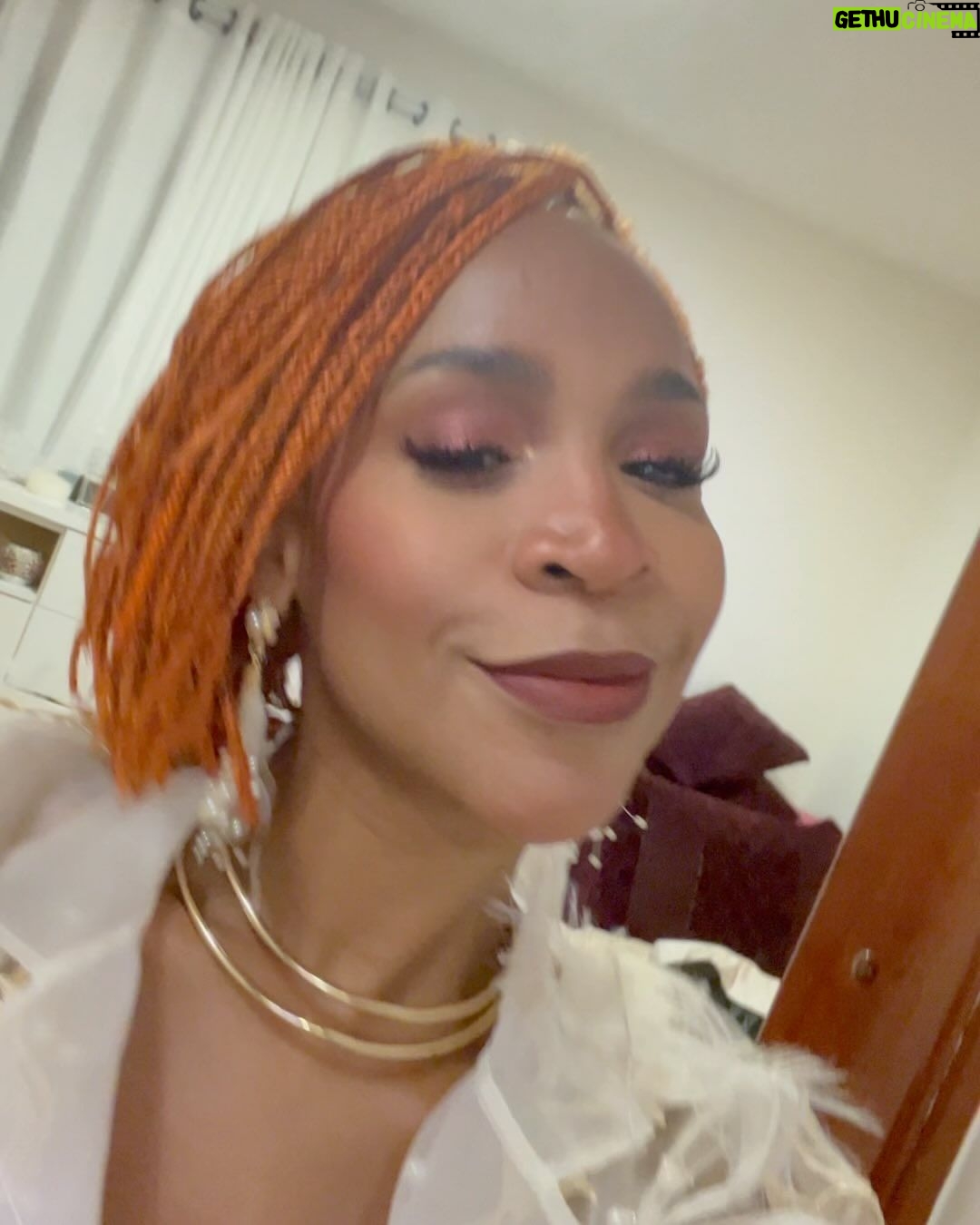 Karol Conká Instagram - Ontem fui curtir a festa do @spotifybrasil, encontrei minhas amigas, paquerei bastante, dancei muito e preguei a palavra de Negona pra todo mundo que vinha falar comigo. Bum!