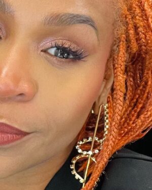 Karol Conká Instagram - Bem tranquila porque acabei de receber o corte do clipe de Negona feat @tashaokereke e @tracieokereke e quero dizer que a @aishambikila arrasou na direçawn. Não vejo a hora de lançar pra vcs, me sinto pronta.