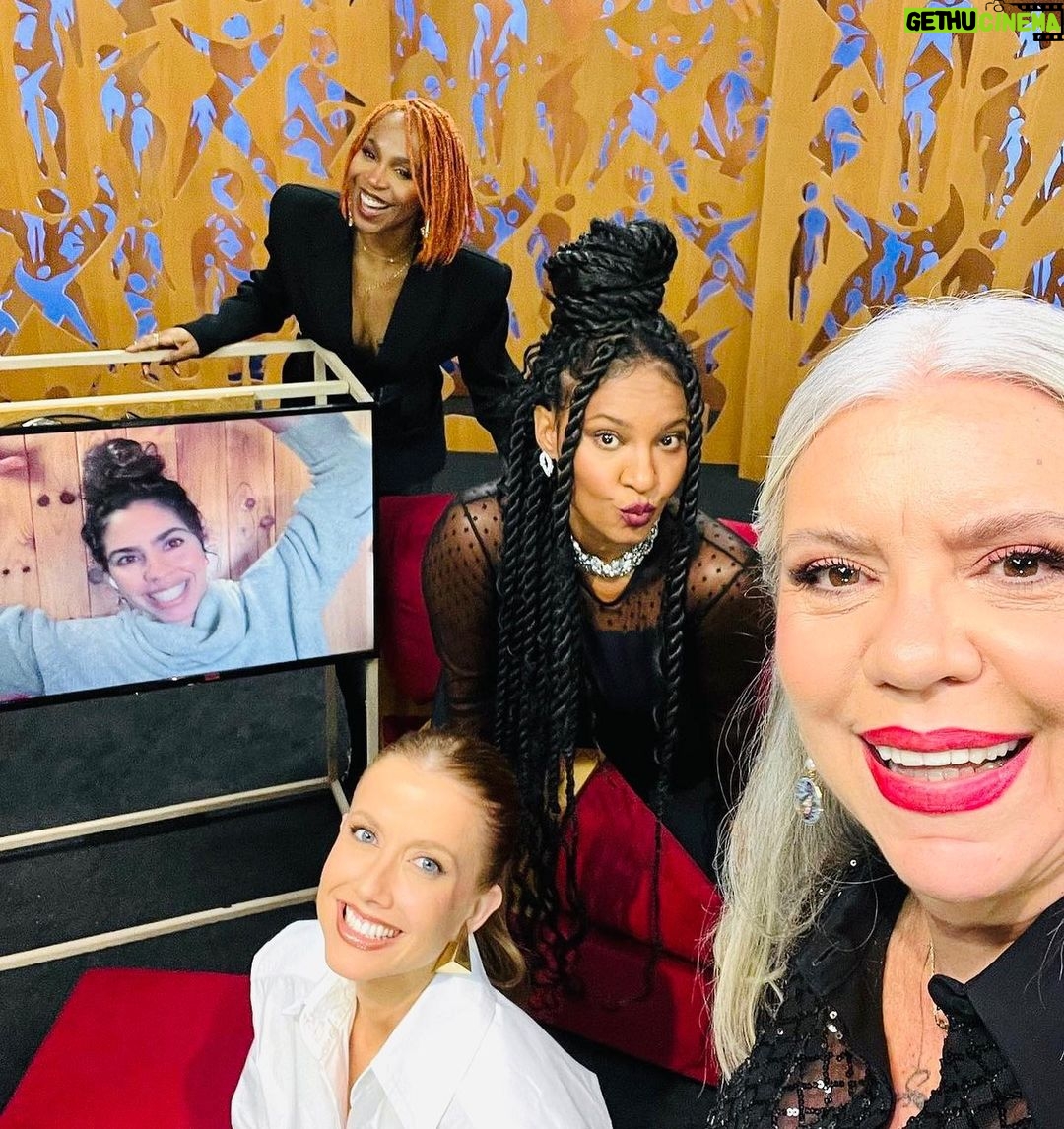 Karol Conká Instagram - Ontem fui bem bonita de @muglerofficial no Programa Saia Justa no @gnt. Eu adorei os temas e me diverti muito com as trocas que tivemos. Foi um prazer enorme estar junto com mulheres tão inteligentes e admiráveis. ❤️ Styling: @dariomittmann Foto: @gnt