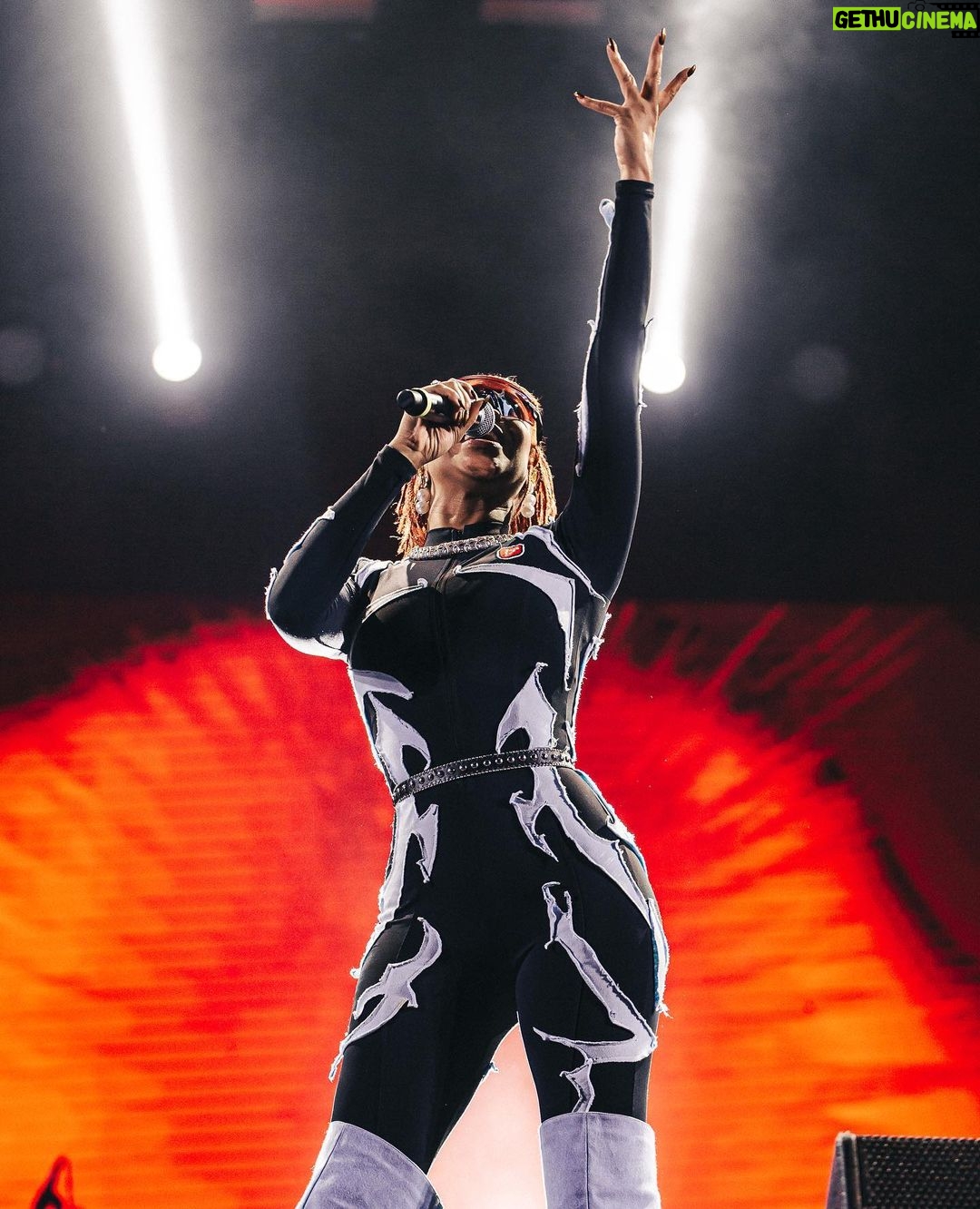 Karol Conká Instagram - @rockthemountain 🔥 Que delíciaa participar desse festival e dividir o palco com a minha amiga bandida @mccaroldeniteroioficial. ❤️ Foto: @ianrassari