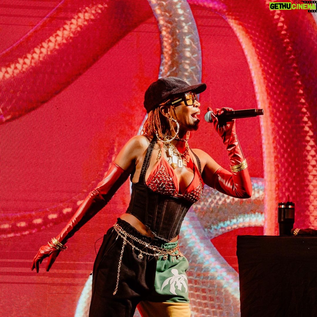 Karol Conká Instagram - Karol Conká (@karolconka) fez a CAIXA Cultural Salvador (@caixaculturalsalvador) balançar na primeira noite no Festival Palco Brasil! 👯♀️ Grande alegria reabrir o projeto com a energia lá em cima! ❤️ 📸 Caio Lírio (@caiolirio)