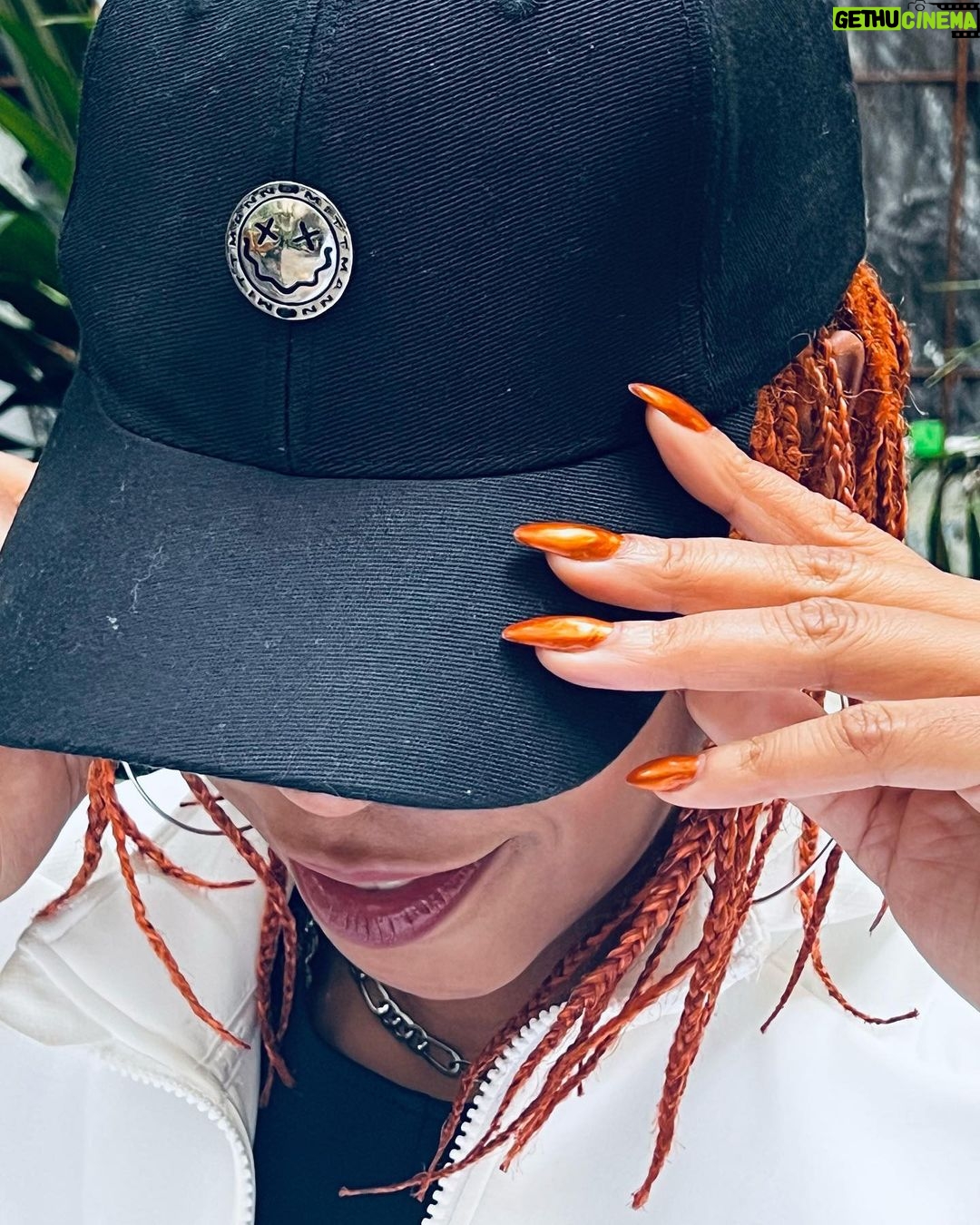 Karol Conká Instagram - Já comecei o meu final de semana assim. ✨
