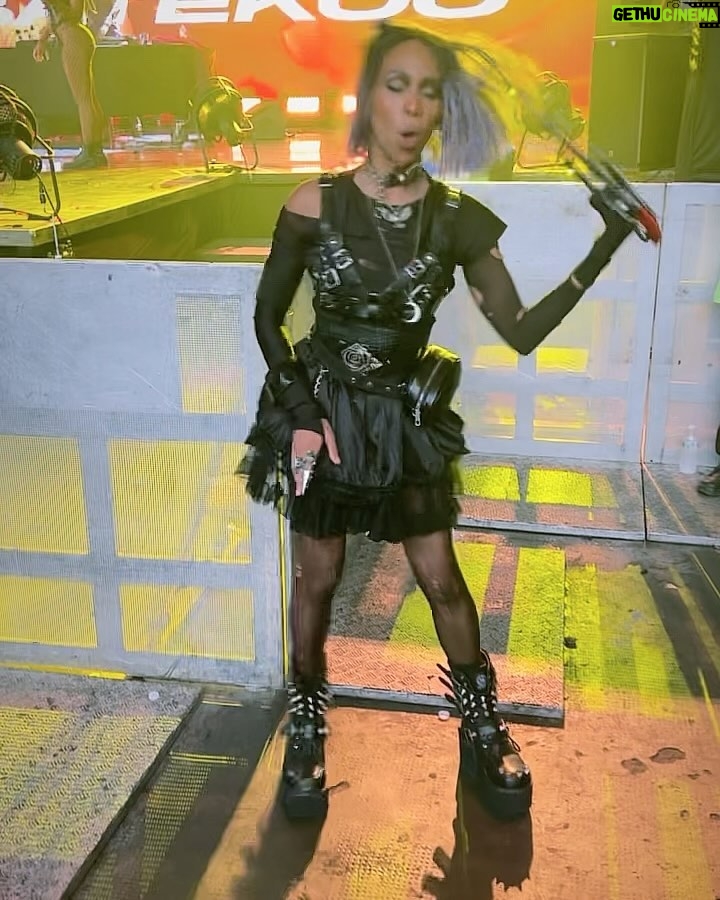 Karol Conká Instagram - Aquele TBT góticoan do dia que fomos no Halloween da @pabllovittar. 🎃 Minha fantasia foi inspirada no Edward Mãos de Tesoura kkkkkk. O @dariomittmann sempre arrasa nos looks.