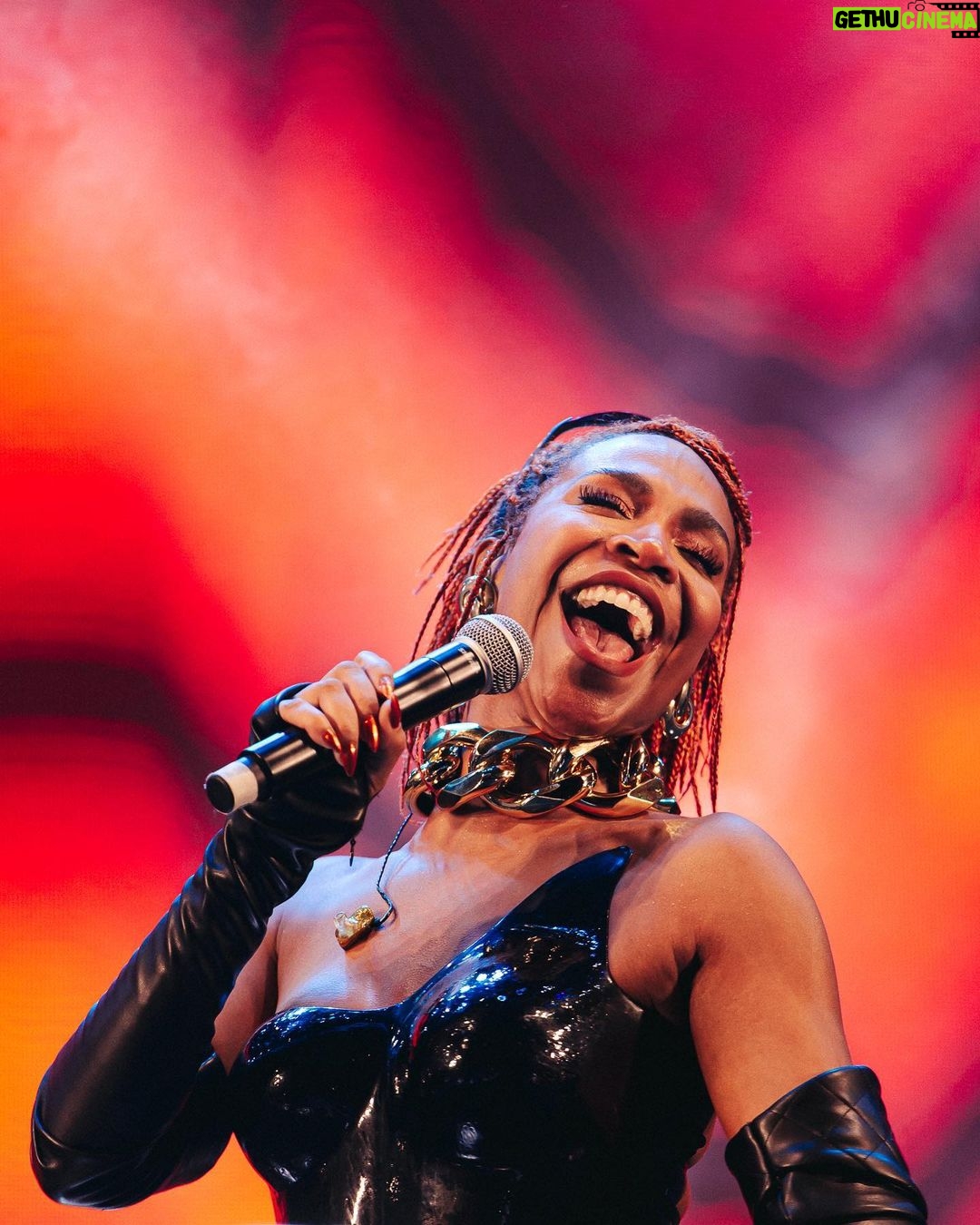 Karol Conká Instagram - Muito obrigada @festivalmada, que noite maravilhosa tivemos juntos. Um beijo enorme em todos os natalenses, sou muito grata pelo carinho e reconhecimento que recebo. Até a próximaaa. ❤️ Foto: @ianrassari Styling: @dariomittmann