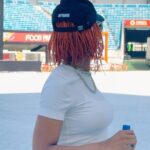 Karol Conká Instagram – Hey, Nataal! Já cheguei, estamos animados.  Já fui dar uma olhada no palco do @festivalmada, passei o som com a minha equipe e me sinto pronta pra fazer um show energizante. Separa o seu look de festival e bora encontrar comigoan mais tarde. ❤️‍🔥 Ponta Negra, Rio Grande Do Norte, Brazil