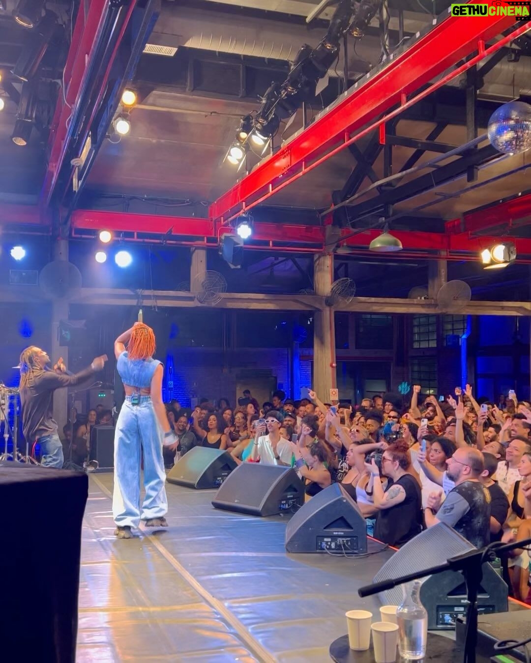 Karol Conká Instagram - Ontem fiz uma participação no show dos meus amigos do @attooxxa no @sescpompeia. Foi uma delíciaaa. Amo esses meninos e estar junto com eles sempre me deixa energizada. ❤️