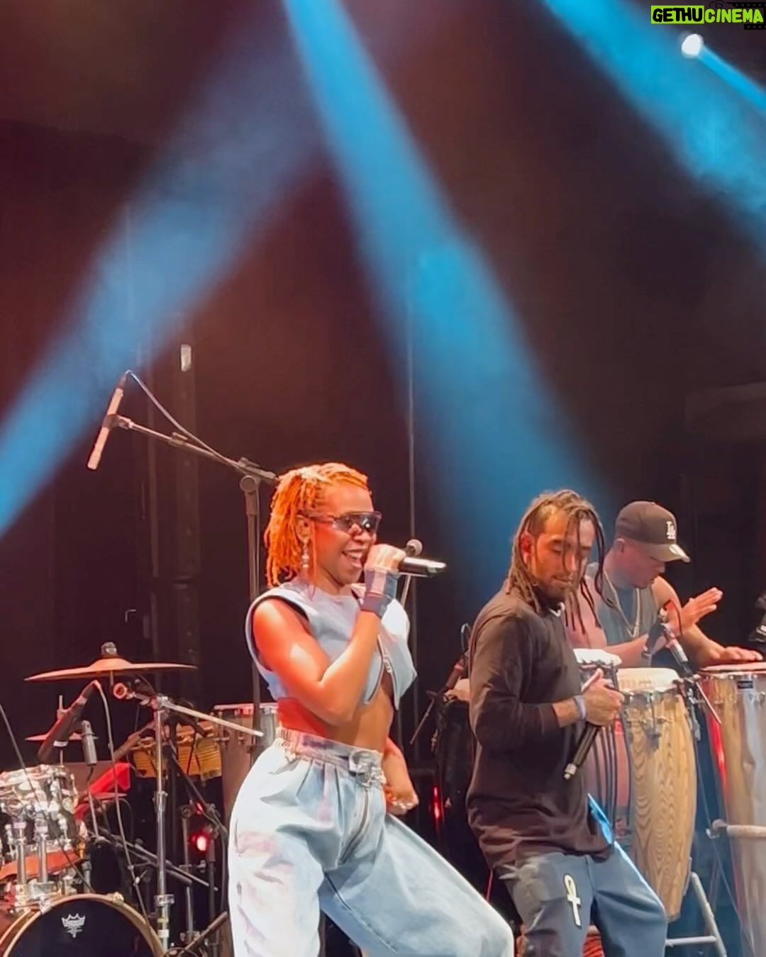 Karol Conká Instagram - Ontem fiz uma participação no show dos meus amigos do @attooxxa no @sescpompeia. Foi uma delíciaaa. Amo esses meninos e estar junto com eles sempre me deixa energizada. ❤️
