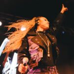 Karol Conká Instagram - União de forças, vibrações e rimas. Quando duas gerações de mulheres do Hip Hop se encontram para escrever juntas mais um capítulo da história. 🎤🔥 foi incrível @karolconka 🖤