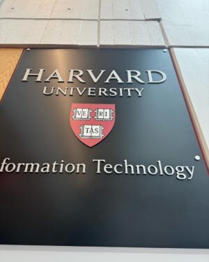 Karol Conká Instagram - Issoan, bem bonita aqui fora com os preciosos @kond e @euxama em Harvard.
