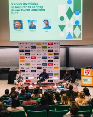 Karol Conká Instagram - Issoan, bem bonita aqui fora com os preciosos @kond e @euxama em Harvard.